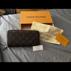 Louis Vuitton Zippy wallet